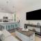 Bright Modern 4 Bdrm House Near Beach Pet Friendly