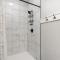 Bright Modern 4 Bdrm House Near Beach Pet Friendly