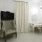 The White Suites - Adamas