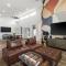 Hook St Art Pad: Just 5 Mins to Downtown Vibes!