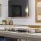 Hook St Art Pad: Just 5 Mins to Downtown Vibes!