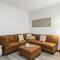 Hook St Art Pad: Just 5 Mins to Downtown Vibes!