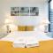 2 BD Luxury apartment at heart of Docklands with 85" flat TV & Free Carpark - Мельбурн