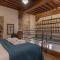 Old Bridge large and unique artful apartment with elevator - Флоренція