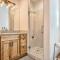 Rustic cabin charm w/ hot tub, arcade basketball - وودلاند بارك