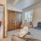 Rustic cabin charm w/ hot tub, arcade basketball - وودلاند بارك