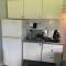 Walk to the beach, Studio, with Pool and FREE Parking - Hallandale Beach