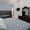 Modern Lux Home/Sleeps 12/ 5 min to Beach/High speed fiber optic internet!