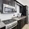 Modern Lux Home/Sleeps 12/ 5 min to Beach/High speed fiber optic internet!