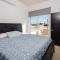 Modern Lux Home/Sleeps 12/ 5 min to Beach/High speed fiber optic internet!