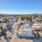 Modern Lux Home/Sleeps 12/ 5 min to Beach/High speed fiber optic internet!