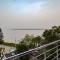 River Leaf Inn Taki !! Luxurious Rooms With River Facing Private Balconies !! - Hāsnābād