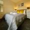 CENTRAL, newly refurb 2 bed flat with FREE PARKING
