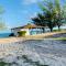 San Salvador Luxury Direct Beach Front Apartment 2 bedroom 1 bath full kitchenin San Salvador, Bahamas - Кокберн-Таун