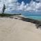 San Salvador Luxury Direct Beach Front Apartment 2 bedroom 1 bath full kitchenin San Salvador, Bahamas - Кокберн-Таун