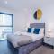 The Axium Suite- Free Parking, Near Station, City Center, Fast Wifi, up to 6 People!