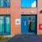 The Axium Suite- Free Parking, Near Station, City Center, Fast Wifi, up to 6 People!