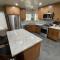 Creekside Suite Sleeps 2 Creek frontage Bbq