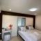 Luxe Nan Twin Bed Room