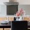 Modern 2BR Apt Next to Southern Cross FREE Parking