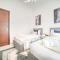 Best Deal, Classy 4BR Villa with Pool & Ocean Views by Deluxe Holiday Homes - 富查伊拉