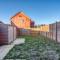 Stylish 4-Bedroom Townhouse with two large parking spaces and superfast Wi-Fi - Gloucester
