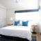 Geometric Loft: renovated, hip, pets, pool/spa