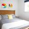 Geometric Loft: renovated, hip, pets, pool/spa - سولانا بيتش
