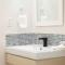 Geometric Loft: renovated, hip, pets, pool/spa