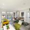A Splash of Color: Spacious & Funky 3-BR Flat - لندن