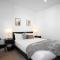 Retro Modern with Pool near Westfield Doncaster - ملبورن