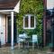 4 Bed Townhouse 2 mins from everything & 1 parking space!