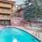 2 BR 3BA Condo - AC, Heated Pool, Walk to Town