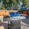 Colorful Home 3Bd 2Ba, Sleeps8, 1block to Univ., Pac-man, BBQ, FirePit - Redlands