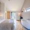 Romantic cottage for 2 with hot tub