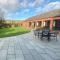 Vast, Elegant Home with Indoor Pool & Sauna near Popular Golf Course - Kington