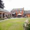 Vast, Elegant Home with Indoor Pool & Sauna near Popular Golf Course - Kington