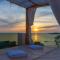 Villa Esquel - Beachfront, heated pool