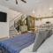 Spacious-King-SmartTVs-Kitchen-SelfEntry-Townhome - Pikeview