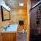 31R Brand new log home on quiet side street in Bethlehem, close to Main Street! 20 min to skiing