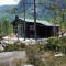 Cosy cabin between lake and mountain