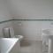 Cosy 3 Bedroom House on Cornish estate with pool