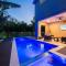 Bay Dreamin! Walk to the Beach, Pier, & Pine Ave! Heated Pool!