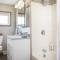 Upscale Urban Oasis: Spacious & Chic with Hot Tub!