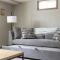 Upscale Urban Oasis: Spacious & Chic with Hot Tub!