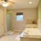 Cozy Family Retreat with Spa Bath Fenced Yard - نيو برن