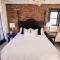 Speakeasy King Suite (Rm1)