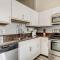 CozySuites - 2BR with Direct Skybridge Access #8 - انديانابوليس