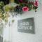 Quaint cosy cottage with a hot tub in Tenby centre