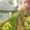 Pass the Keys Delightful Cottage Sydney Gardens private parking